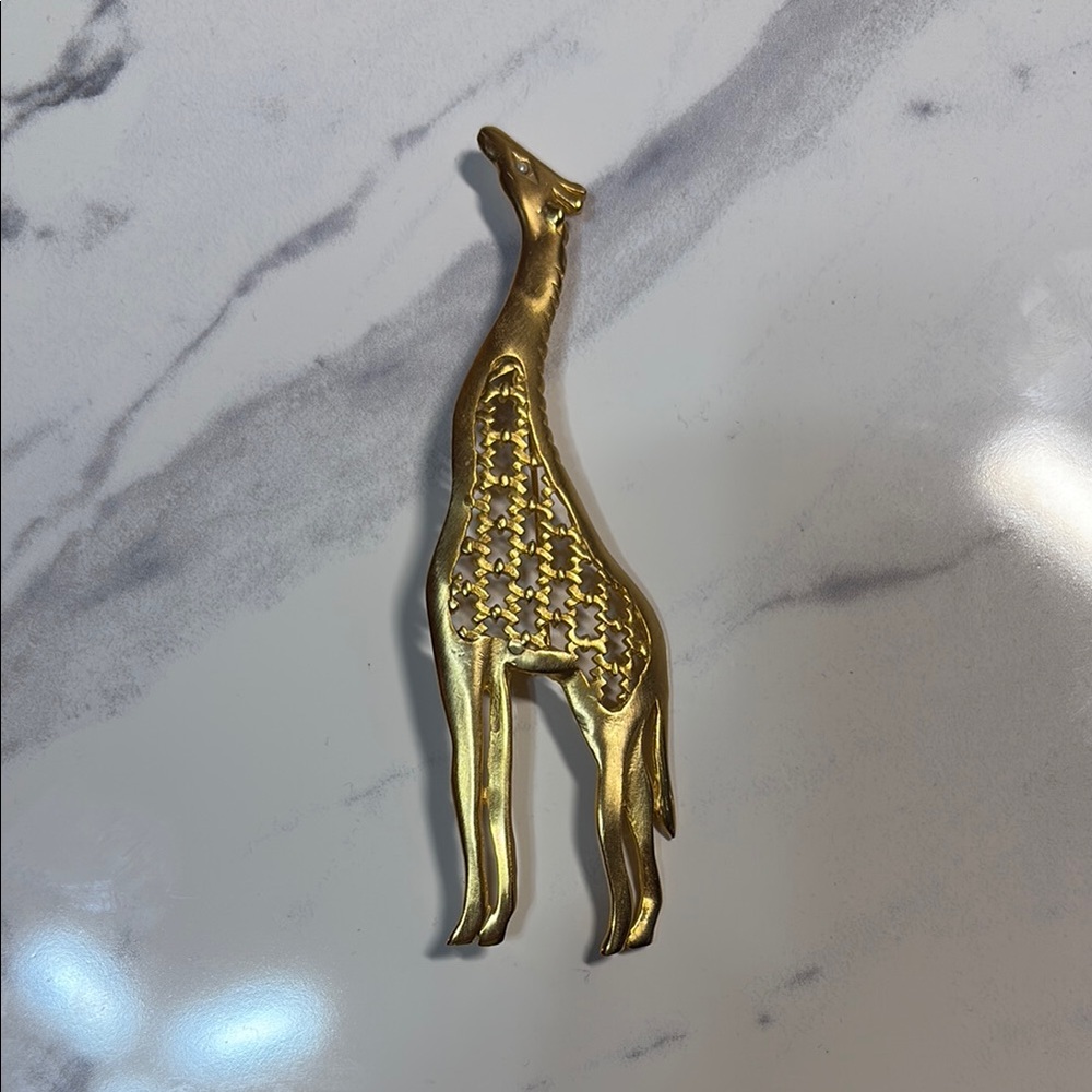 Elegant Gold Giraffe Brooch